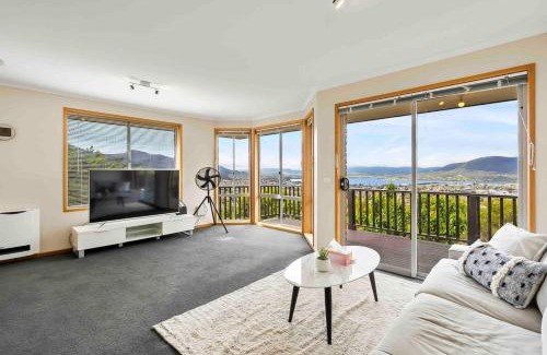 West Moonah House | 4BR Retreat with Stunning Derwent River Panorama