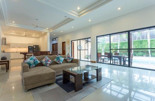 Chalong Villa | 4BR Timbuktu Villa Jacuzzi & Walk to Market V170