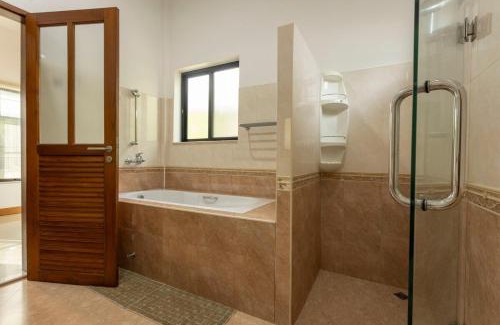 Chalong Villa | 4BR Timbuktu Villa Jacuzzi & Walk to Market V170