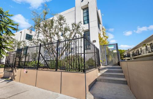Los Angeles Apartment | 4BR Townhouse with Free Parking & Fast WiFi