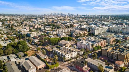 Los Angeles Apartment | 4BR Townhouse with Free Parking & Fast WiFi