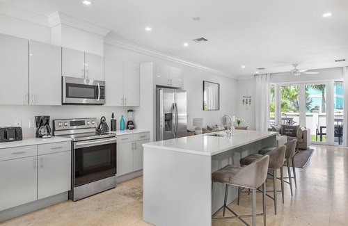 Palm Cay House | 4br -Walk to SANDY BEACH! and pool in 50 steps! Tennis! Pickle! Gated community