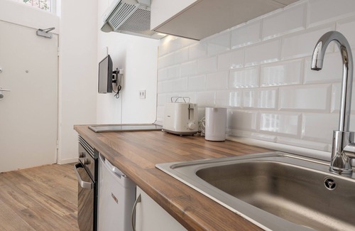 Vista Alegre House | 4km From Sol , 1 min Metro, Wifi, Washing Machine and Dryer