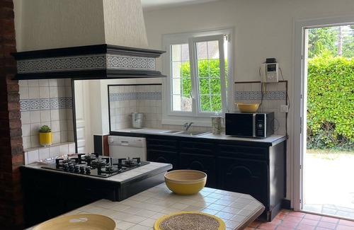 Varaville House | 4mn from the sea and Cabourg 16p. gîte with fireplace, ping pong table, swing