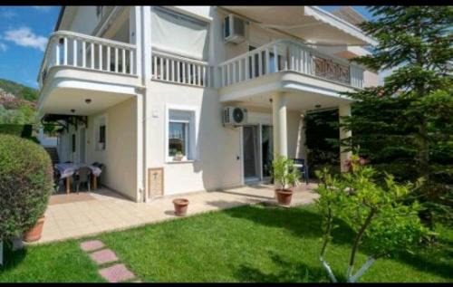 Nea Iraklitsa Apartment | 4seasons