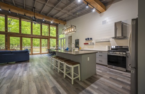 Broken Bow Cabin | 4TH NIGHT FREE - 2022 Modern Farmhouse Cabin heavily wooded on Serenity Creek