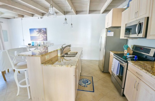 Key Colony Beach House | 4YR New- 2bed 2bath, 37ft Dock, Cabana Club, Kayak & Bikes- UPDATED