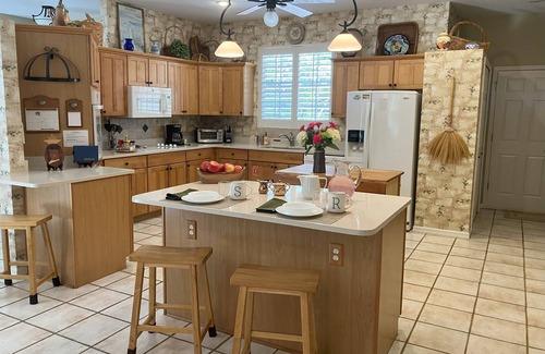 Chuluota House | 5 Ac, Spacious 3/2 Lakefront Retreat, Private Pool/Spa/Dock, High Speed WiFi