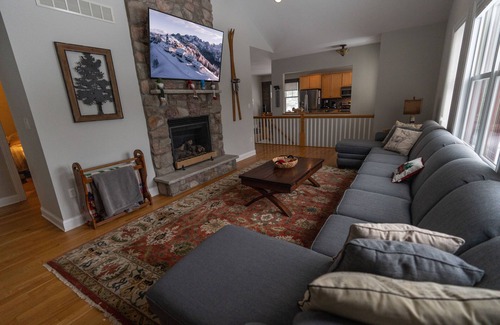Lake Harmony House | 5 Bd Rm, private hot tub. Minutes to the slopes-JF and BB! Make great memories!