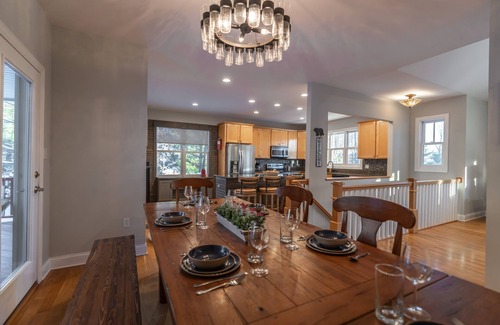 Lake Harmony House | 5 Bd Rm, private hot tub. Minutes to the slopes-JF and BB! Make great memories!