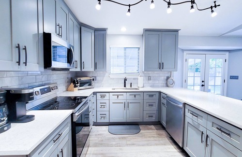 North Central Westminster House | 5 bdrms; King Beds, 2 kitchens; Dine/Shop/Scenic Trail; Easy Access to Downtown!