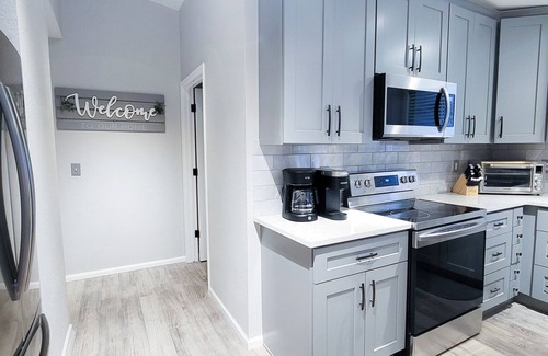 North Central Westminster House | 5 bdrms; King Beds, 2 kitchens; Dine/Shop/Scenic Trail; Easy Access to Downtown!
