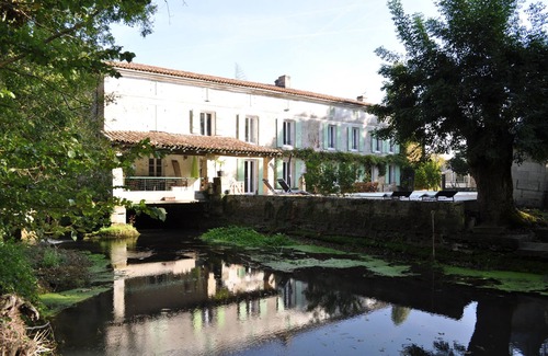 Fleac-sur-Seugne House | 5* bed and breakfast for up to 14 people with heated swimming pool