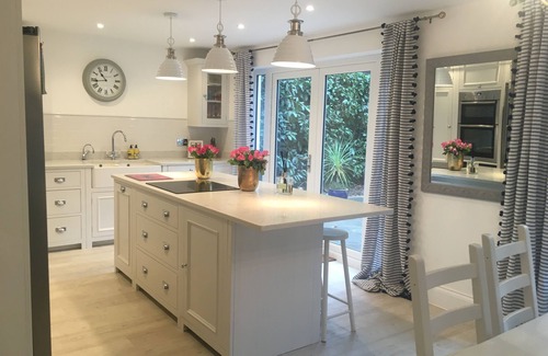 Poole House | 5 Bed New England style Home five minutes from Sandbanks Beach + The New Forest
