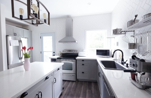 Hamilton House | 5 bed rm modern house near Gage Park, Tim Hortons Field and St Peter's Hospital