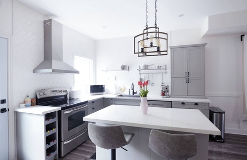 Hamilton House | 5 bed rm modern house near Gage Park, Tim Hortons Field and St Peter's Hospital