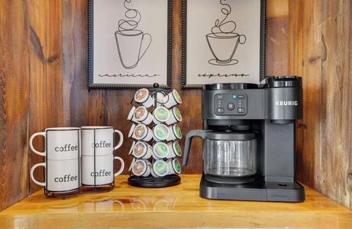 Conestoga House | 5 Bed Room with Hot tub, Fire pit & Pickle Ball Court