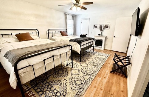 Amarillo House | 5 Bed Sleeps 11 - 3brm 2 bath, garage