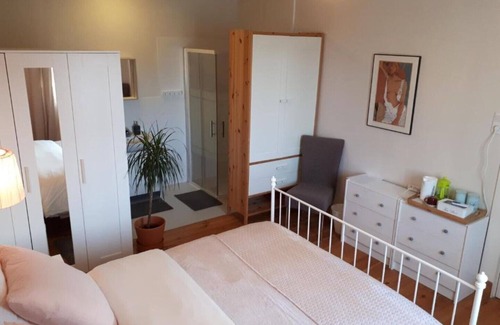 Bouconville House | 5 bedroom-5 bathroom Gîte with free wifi and parking chez Mostarlić B&B