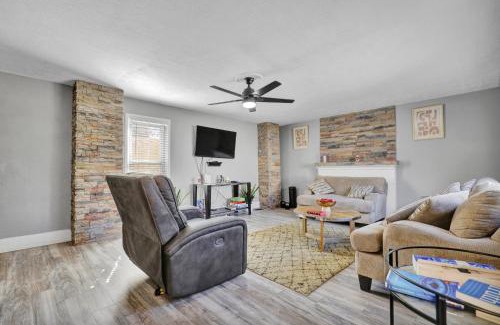 Lansing House | 5 Bedroom, 6 Bed Cozy and Spacious Home