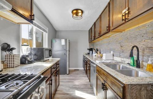 Lansing House | 5 Bedroom, 6 Bed Cozy and Spacious Home