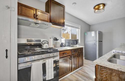 Lansing House | 5 Bedroom, 6 Bed Cozy and Spacious Home
