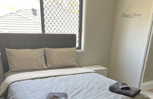Molendinar House | 5 bedroom home in Molendinar Gold Coast Ample space for large family .