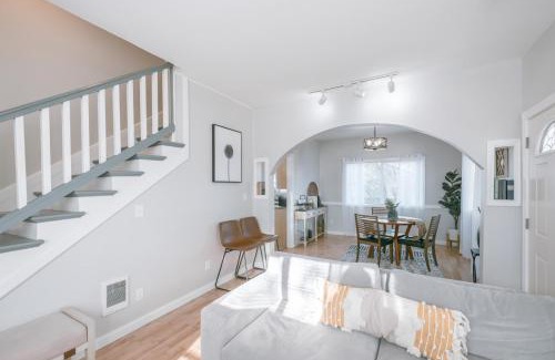 Corvallis House | 5 Bedroom House Cheerful Bungalow with AC Pet Friendly