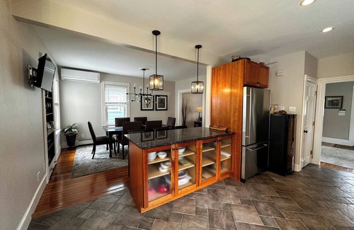 Melrose House | 5-bedroom house. Close to airport, bus & train. 10 min from Boston. Sleeps 10.