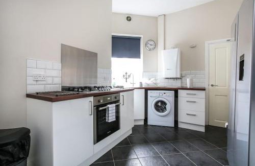 Liverpool House | 5 bedroom house, free parking, near football, sleeps 8