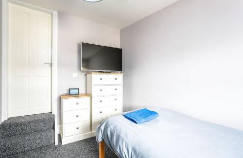 Liverpool House | 5 bedroom house, free parking, near football, sleeps 8