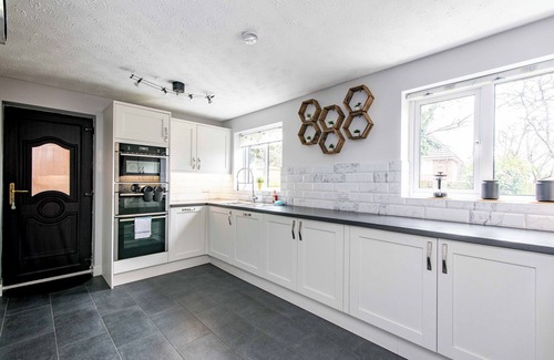 Giltbrook House | 5-Bedroom House in Central Nottingham – Sleeps 9