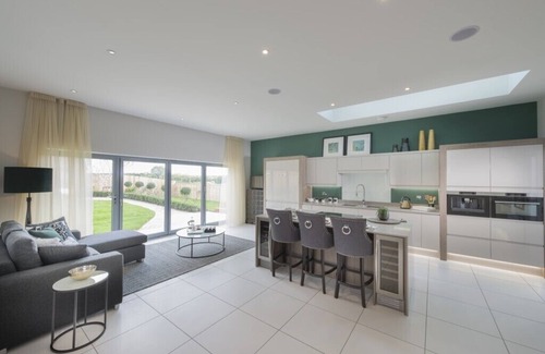 Bicester House | 5 Bedroom House located near The Heyford for fab food & drinks & BicesterVillage