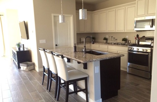 Chandler House | 5 Bedroom House With Heated Pool & Hot Tub- Sleeps 11