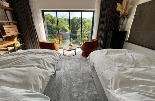 Devizes House | 5 Bedroom Lake House in a nature reserve