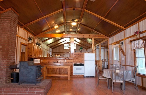 Mountainburg Cabin | 5-bedroom lodge near Ozark National Forest and Lake Fort Smith state park.