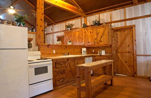 Mountainburg Cabin | 5-bedroom lodge near Ozark National Forest and Lake Fort Smith state park.