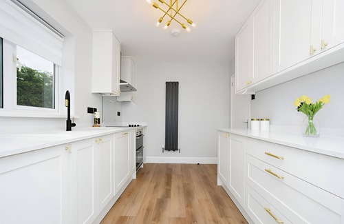 Calne House | 5 BEDROOM MODERN, CHALET-STYLE BUNGALOW IN CALNE, ENTIRE HOME.