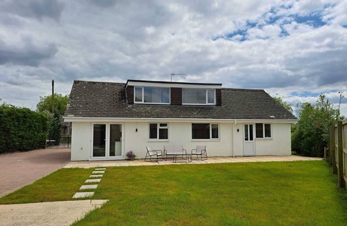 Calne House | 5 BEDROOM MODERN, CHALET-STYLE BUNGALOW IN CALNE, ENTIRE HOME.