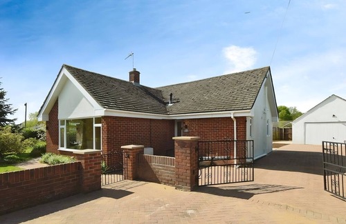 Calne House | 5 BEDROOM MODERN, CHALET-STYLE BUNGALOW IN CALNE, ENTIRE HOME.