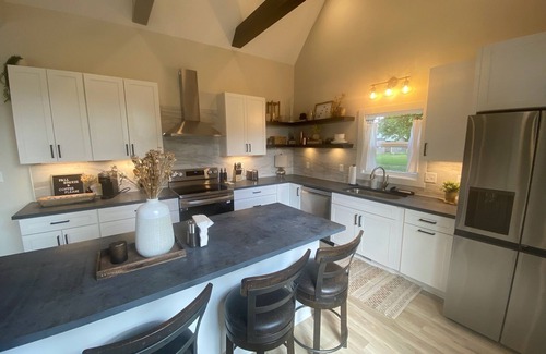 Sheridan House | 5-bedroom relaxing vacation home just 12 minutes to Grand Park and Six Pence