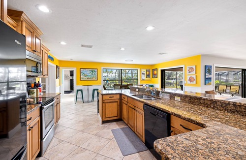 Yacht Club House | 5 Bedroom Saltwater Pool Home W/Kayaks, Bikes and BOAT!nOct 24-31st OPEN