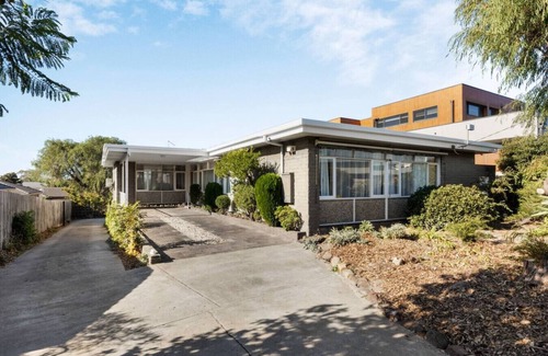 Highett Condo | 5-bedroom suite w/private kitchen & bathrooms