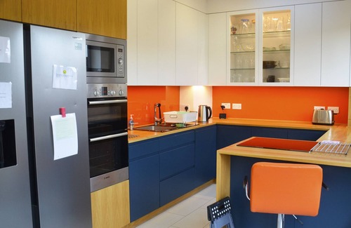 Redbridge House | 5 bedroom sunlit family house with garden