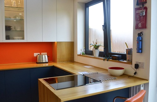 Redbridge House | 5 bedroom sunlit family house with garden