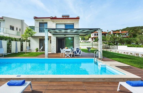 Pefkochori Villa | 5-Bedroom Villa w/Pool & Garden – Near Beach