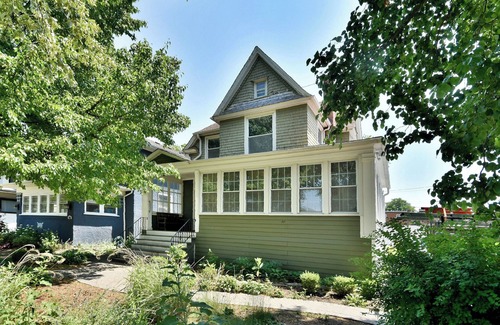 Oak Park Apartment | 5 bedroom with 5 beds and 2 bathrooms