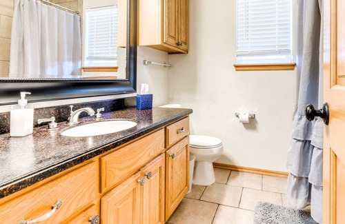 Del City House | 5-bedroom with 6 beds- Full kitchen