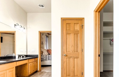 Del City House | 5-bedroom with 6 beds- Full kitchen