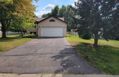 Shakopee House | 5 Bedrooms 2 Bath 2 Grg 3 King beds 2 Queen beds & a Game Room split level home